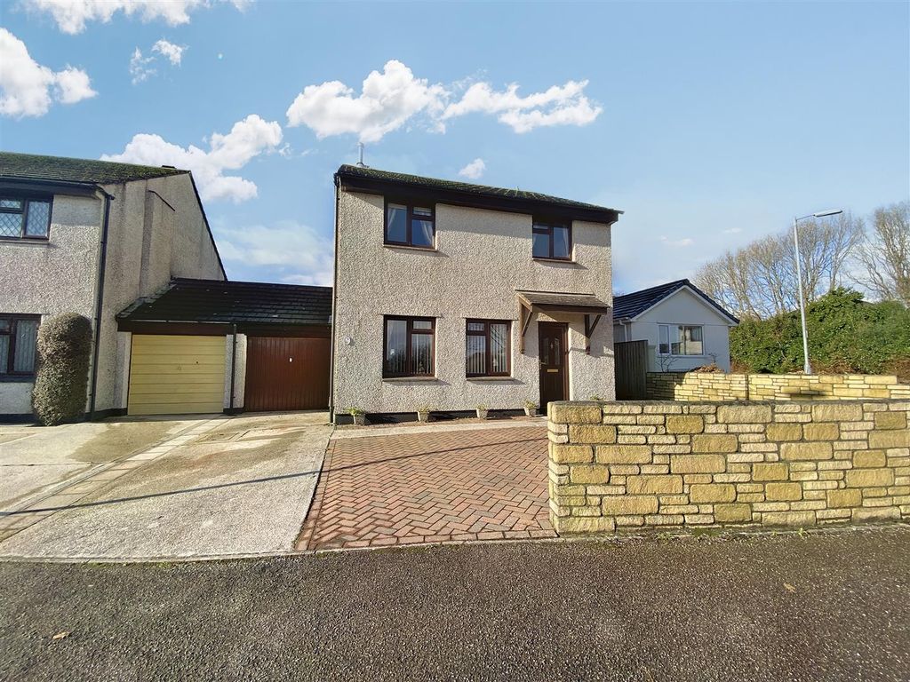 4 bed link-detached house for sale in Tremenheere Avenue, Helston TR13, £380,000