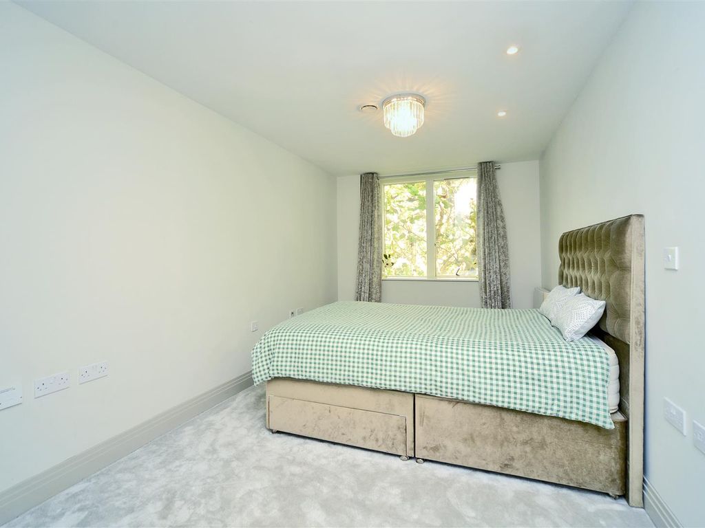 1 bed flat for sale in Ellerton Road, Surbiton KT6, £370,000
