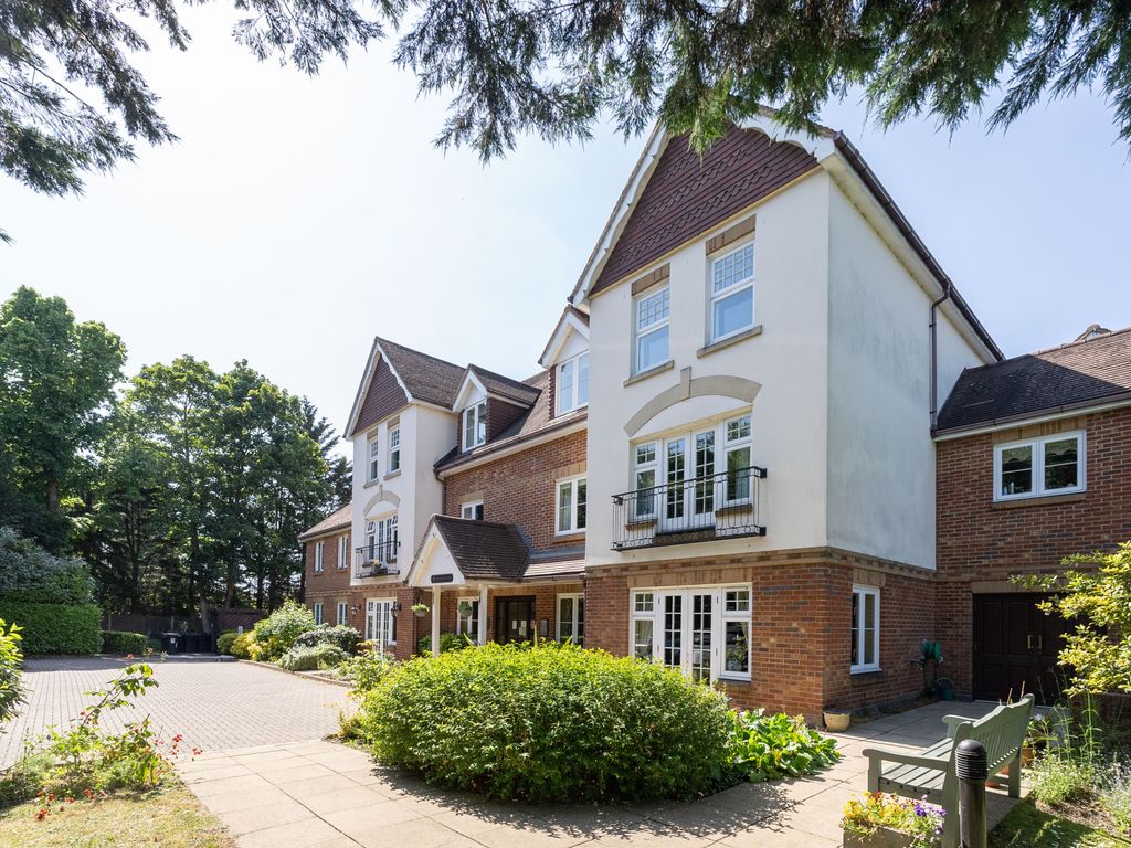 2 bed property for sale in Epsom Road, Leatherhead KT22, £350,000