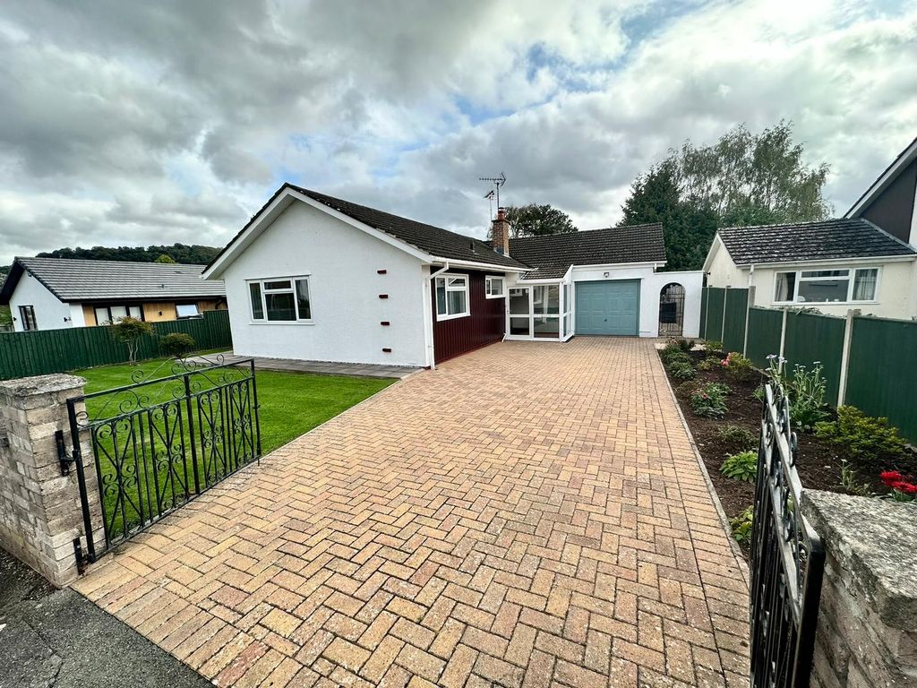 3 bed detached bungalow for sale in Dixton Close, Monmouth NP25, £495,000