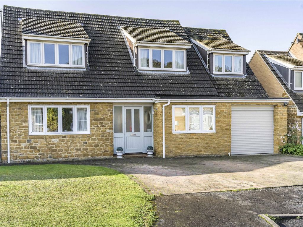 4 bed detached house for sale in Middleton Cheney, Banbury, Oxfordshire OX17, £575,000