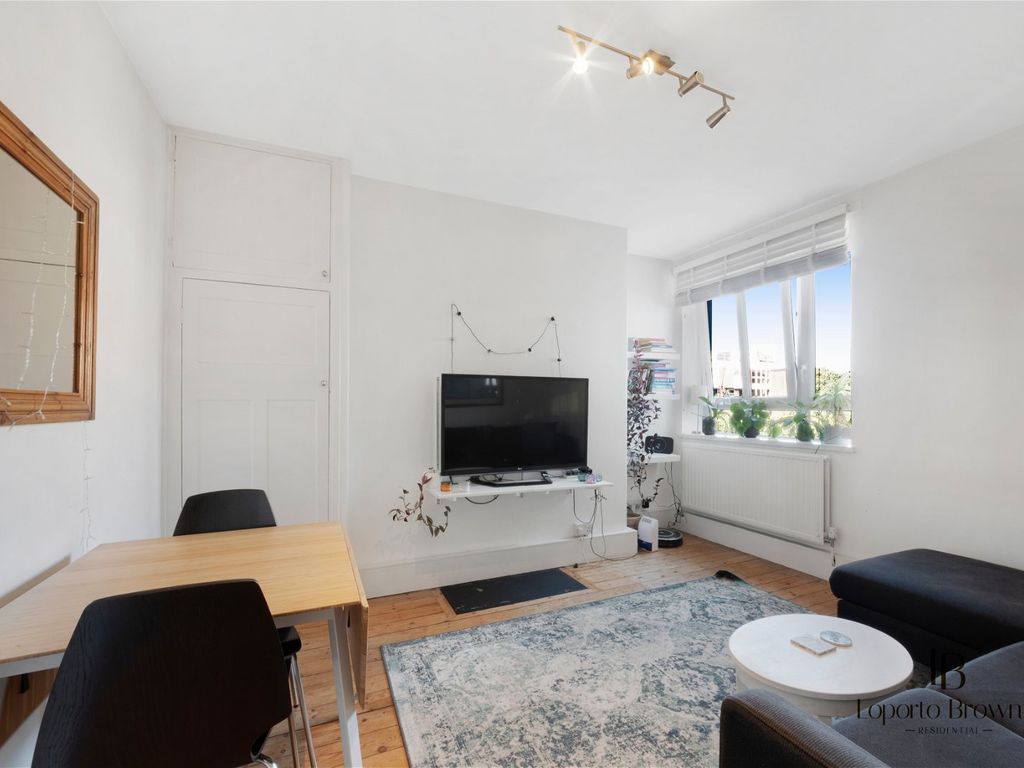 3 bed flat for sale in Holman Hunt House, Hammersmith W6, £499,950