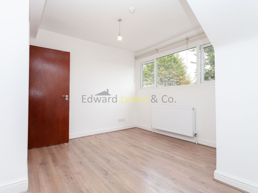 2 bed flat to rent in Alkham Road, London N16, £1,950 pcm