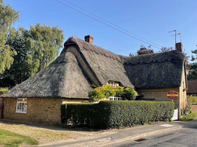 3 bed cottage for sale in The Green, Roade, Northampton NN7, £425,000