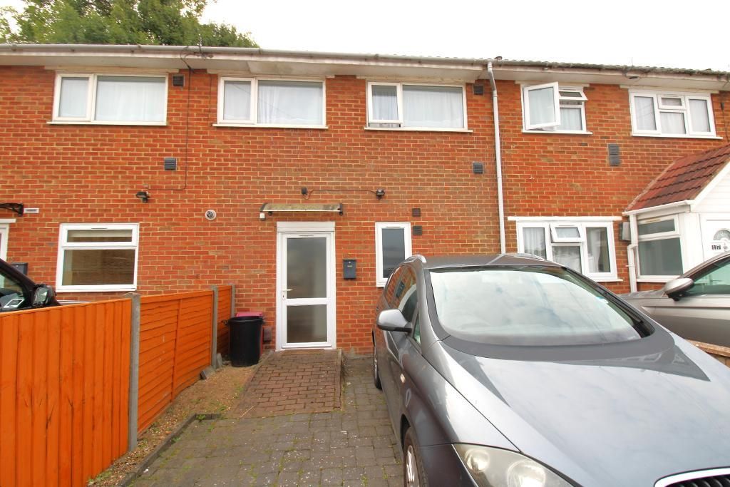 1 bed flat for sale in Manor Lane, Harlington, Middlesex UB3, £225,000