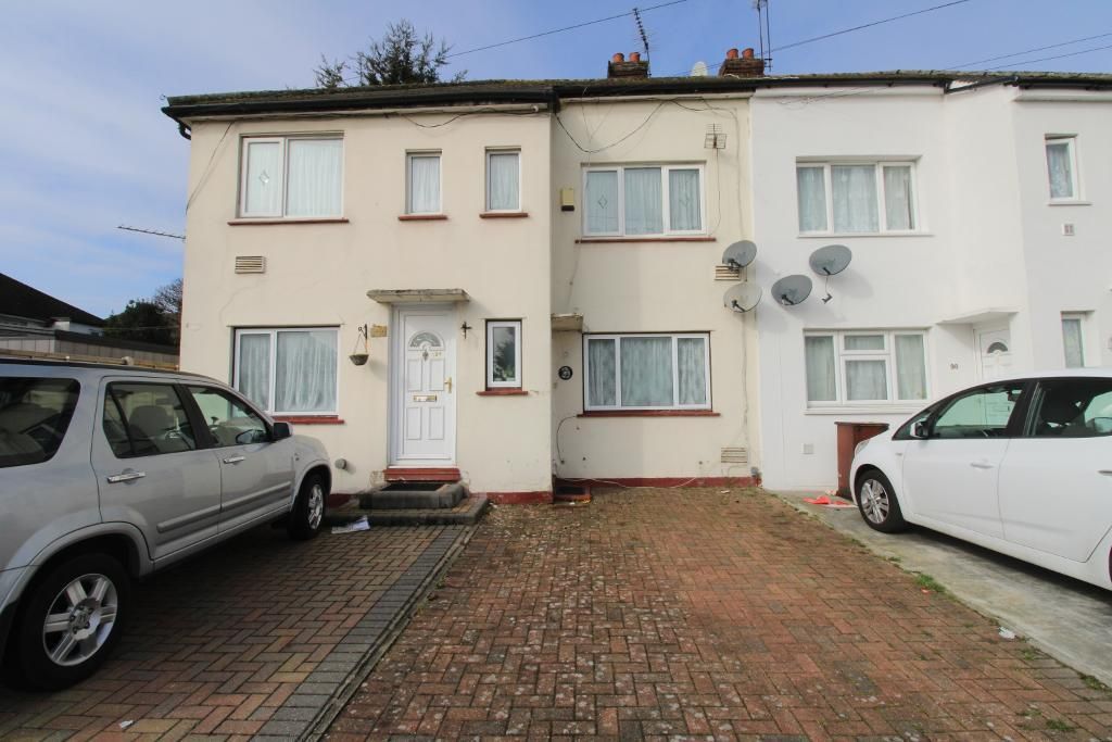 2 bed flat for sale in The Crescent, Harlington, Middlesex UB3, £300,000