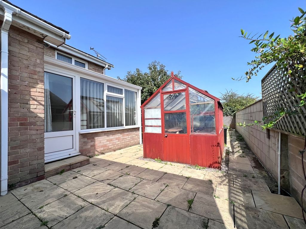 3 bed detached bungalow for sale in Hunters Field, Stanford In The Vale SN7, £400,000