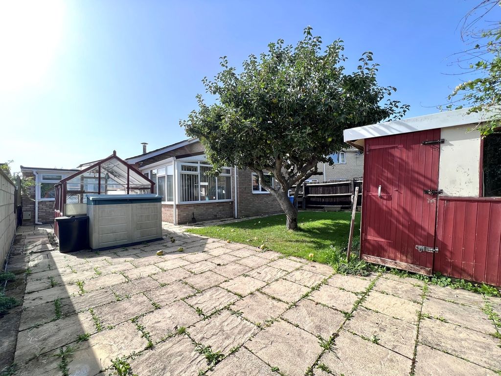 3 bed detached bungalow for sale in Hunters Field, Stanford In The Vale SN7, £400,000