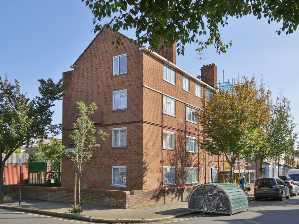 1 bed flat for sale in Dumont Road, London N16, £325,000