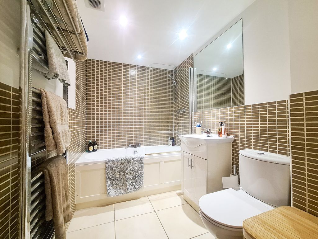 2 bed flat for sale in Upper Bristol Road, Bath BA1, £375,000