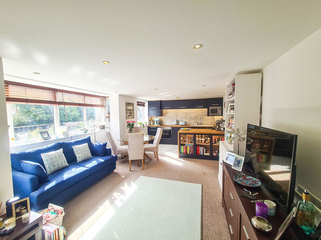 2 bed flat for sale in Upper Bristol Road, Bath BA1, £375,000
