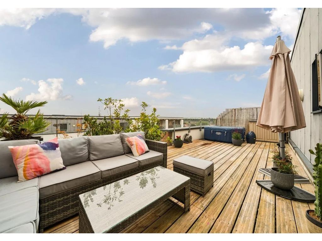 2 bed flat for sale in Thornbury Way, London E17, £410,000