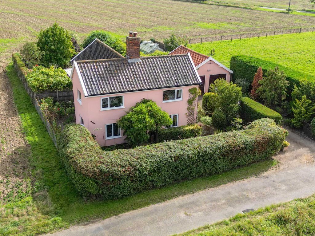 3 bed detached house for sale in Back Lane, Burston, Diss IP22, £425,000