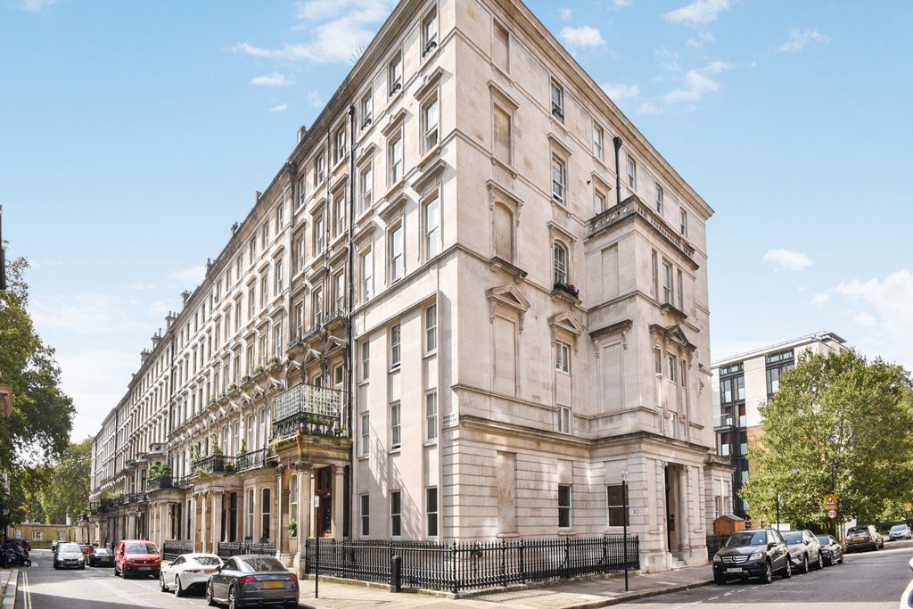 2 bed flat for sale in Ennismore Gardens, London SW7, £2,395,000