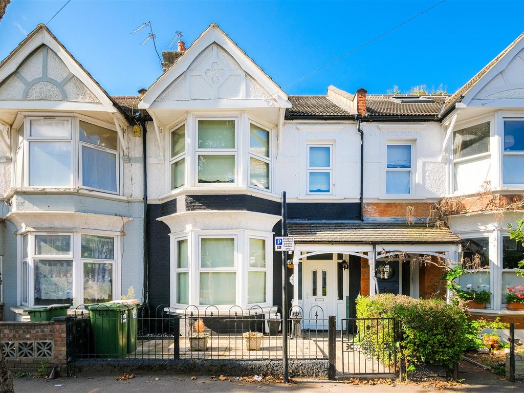 3 bed property for sale in Hatherley Gardens, London E6, £465,000
