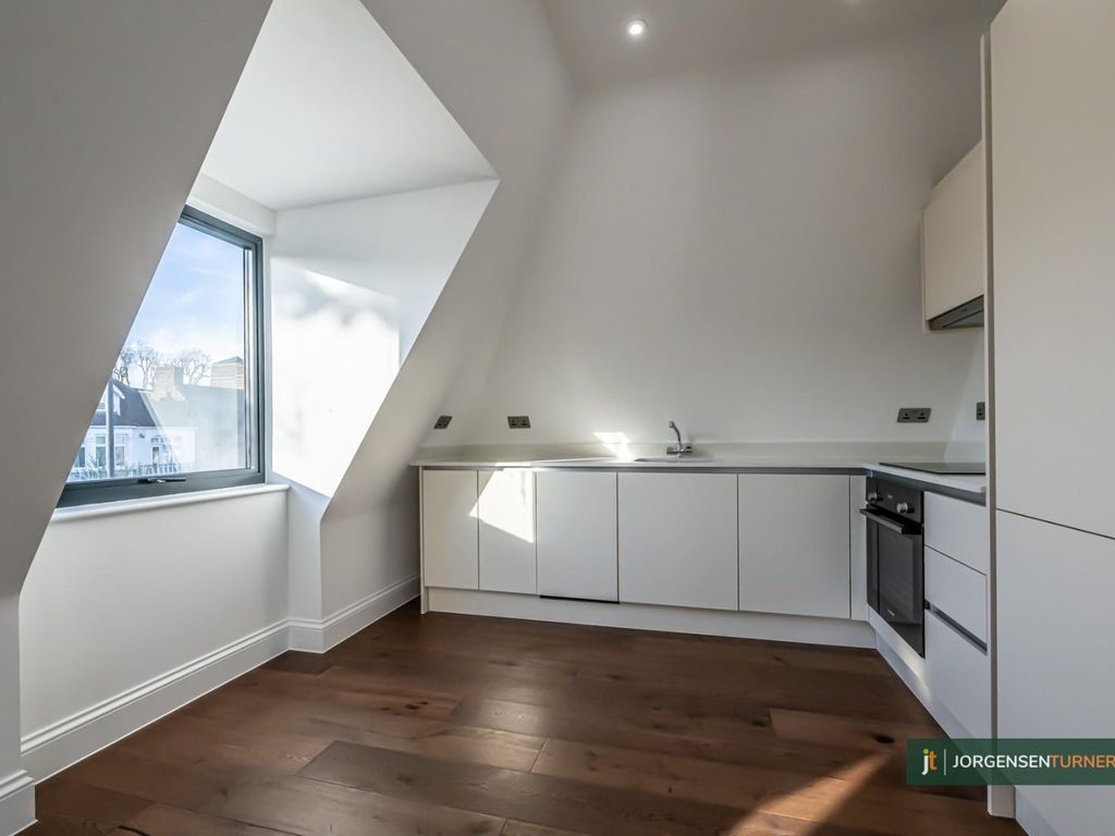 2 bed flat for sale in Aldbourne Road, London W12, £645,000