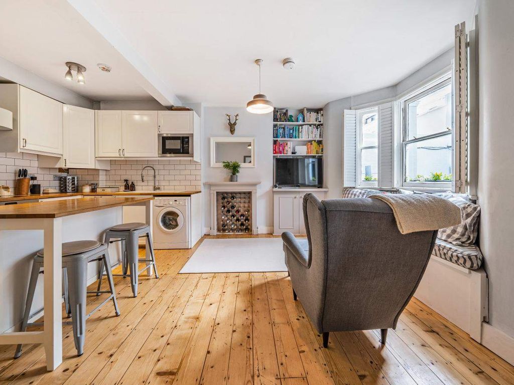 2 bed flat for sale in Chesson Road, London W14, £600,000