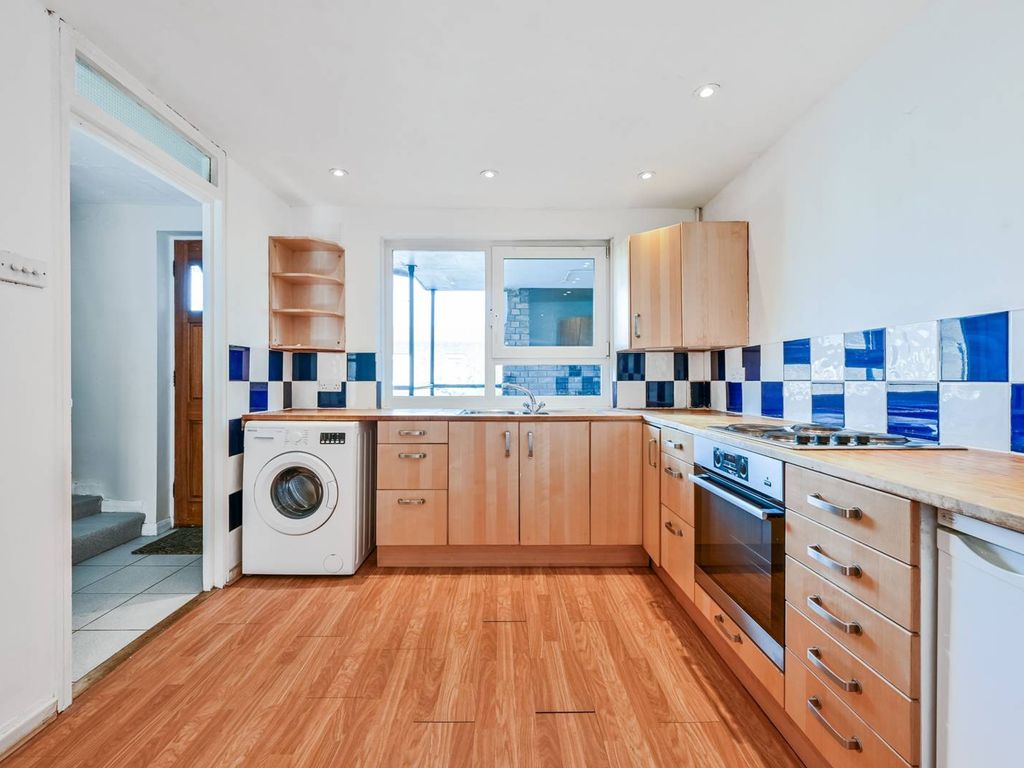 3 bed maisonette for sale in Patriot Square, Bethnal Green, London E2, £520,000