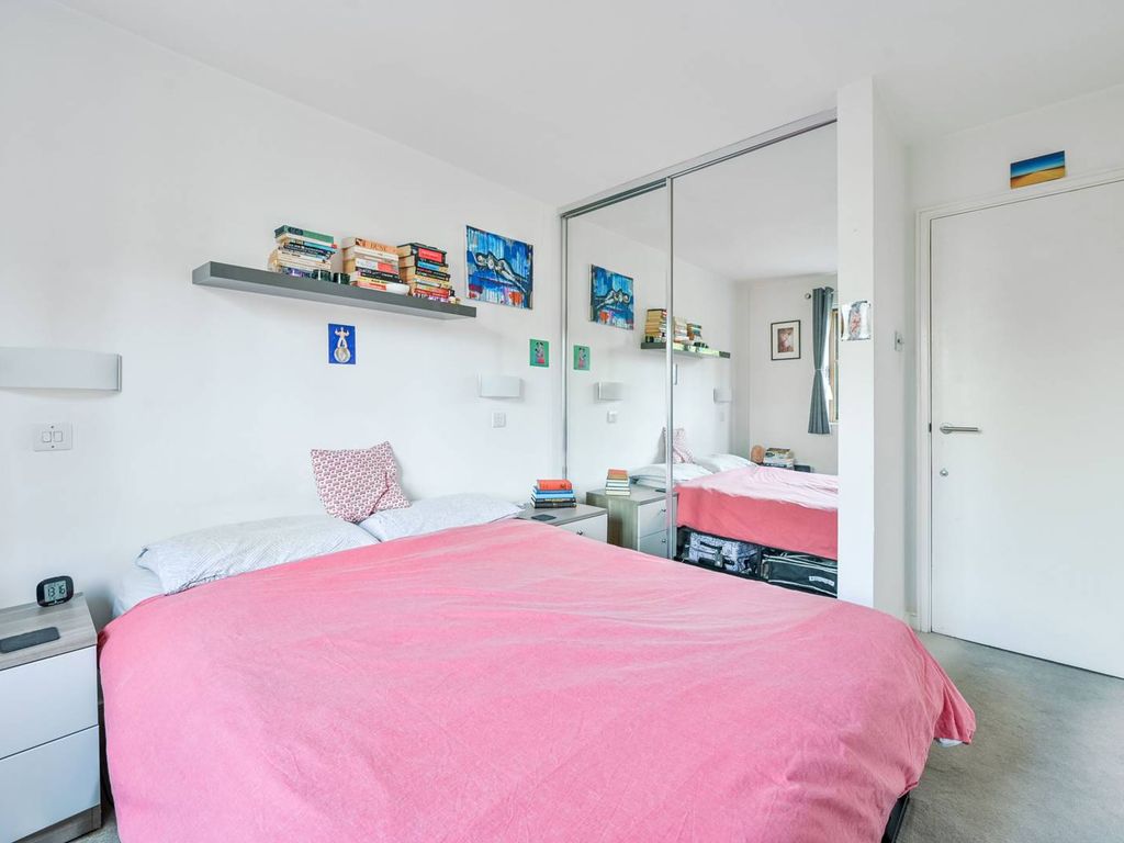 2 bed flat for sale in Mile End Road, Whitechapel, London E1, £400,000