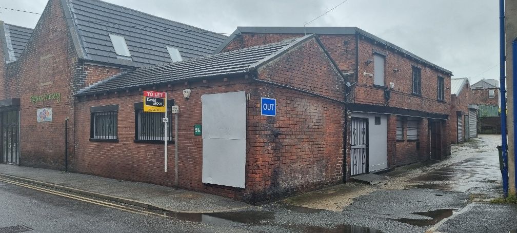 Warehouse to let in Commercial Street, Leeds LS27, £15,000 pa