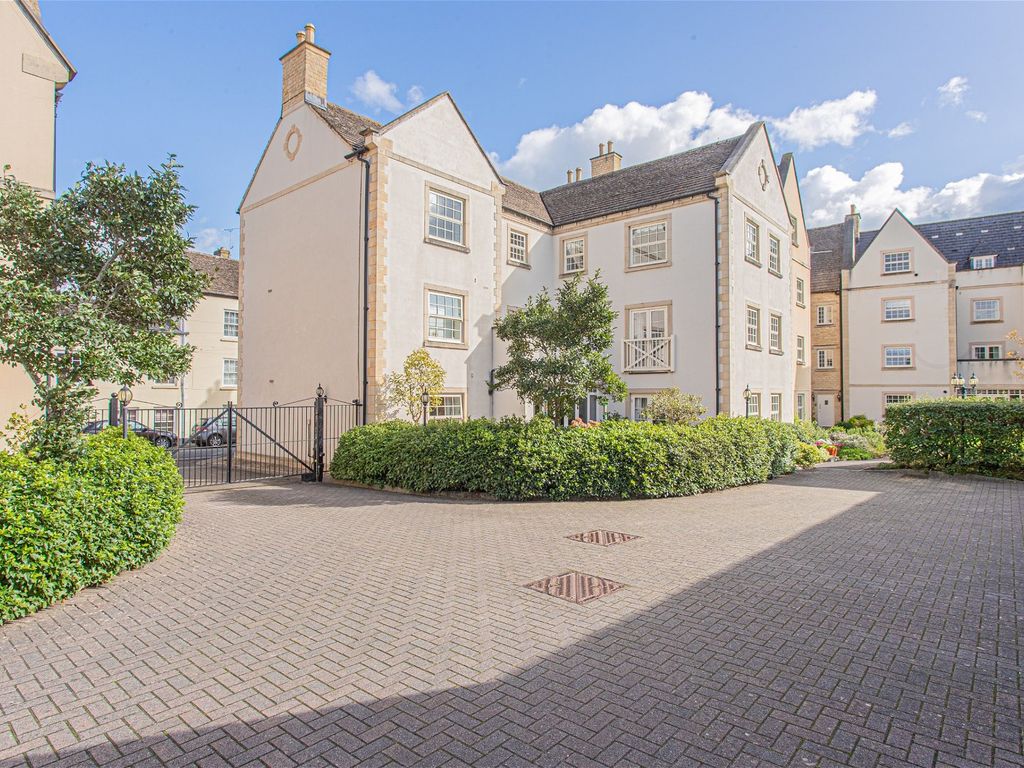 3 bed flat for sale in Prince Court, Tetbury GL8, £395,000