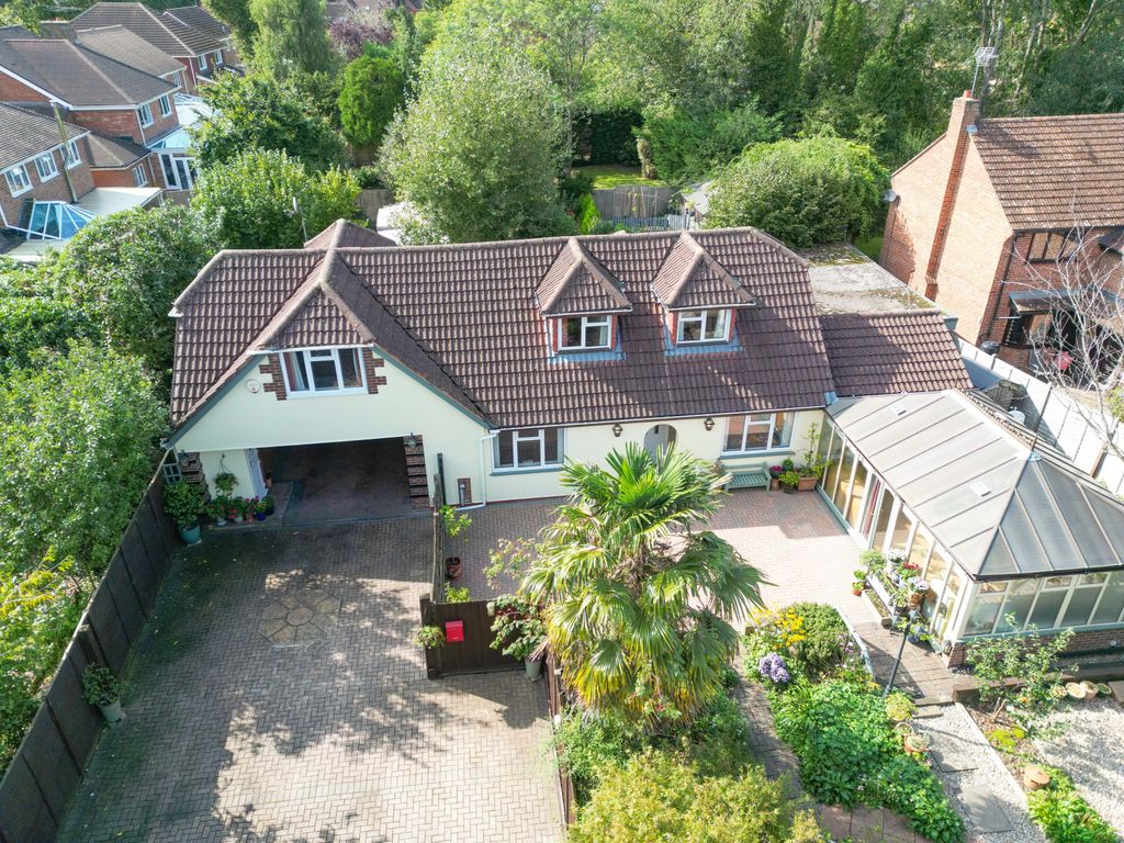 4 bed detached house for sale in Merrydown Lane, Chineham, Basingstoke RG24, £750,000