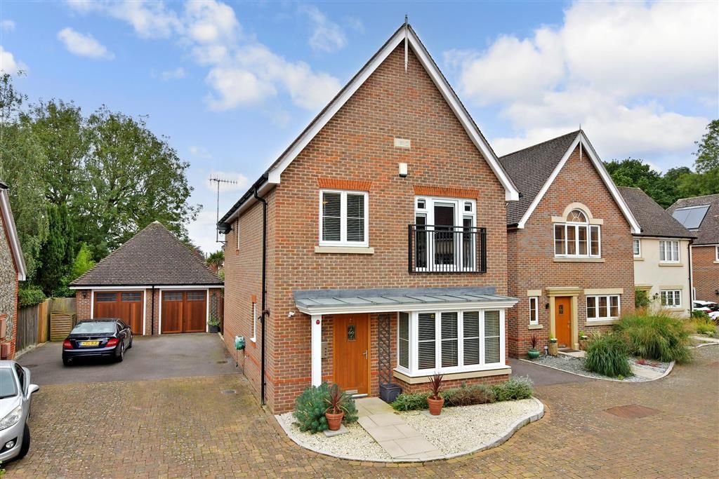 4 bed detached house for sale in Meadow Close, Chichester, West Sussex PO18, £645,000