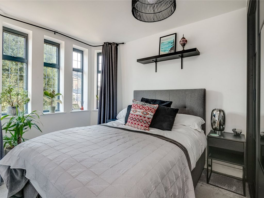 2 bed flat for sale in Abbeville Road, London SW4, £525,000