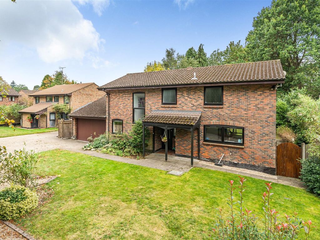 4 bed detached house for sale in Aldworth Gardens, Crowthorne, Berkshire RG45, £900,000