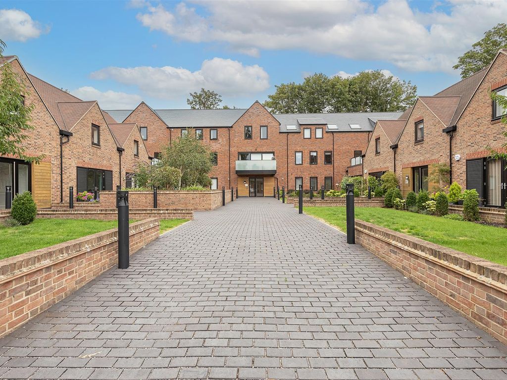 2 bed flat for sale in Gibbs Close, Harpenden AL5, £525,000