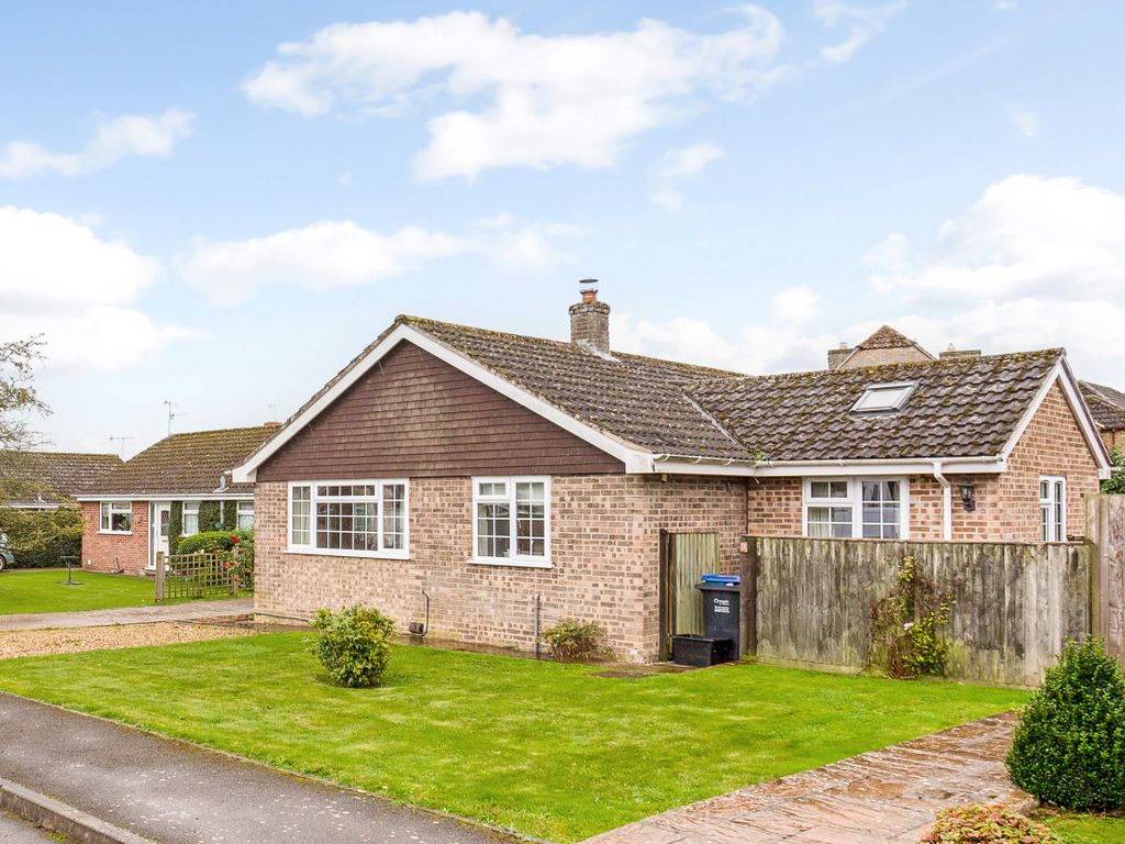 3 bed detached bungalow for sale in Willis Close, Marlborough SN8, £425,000