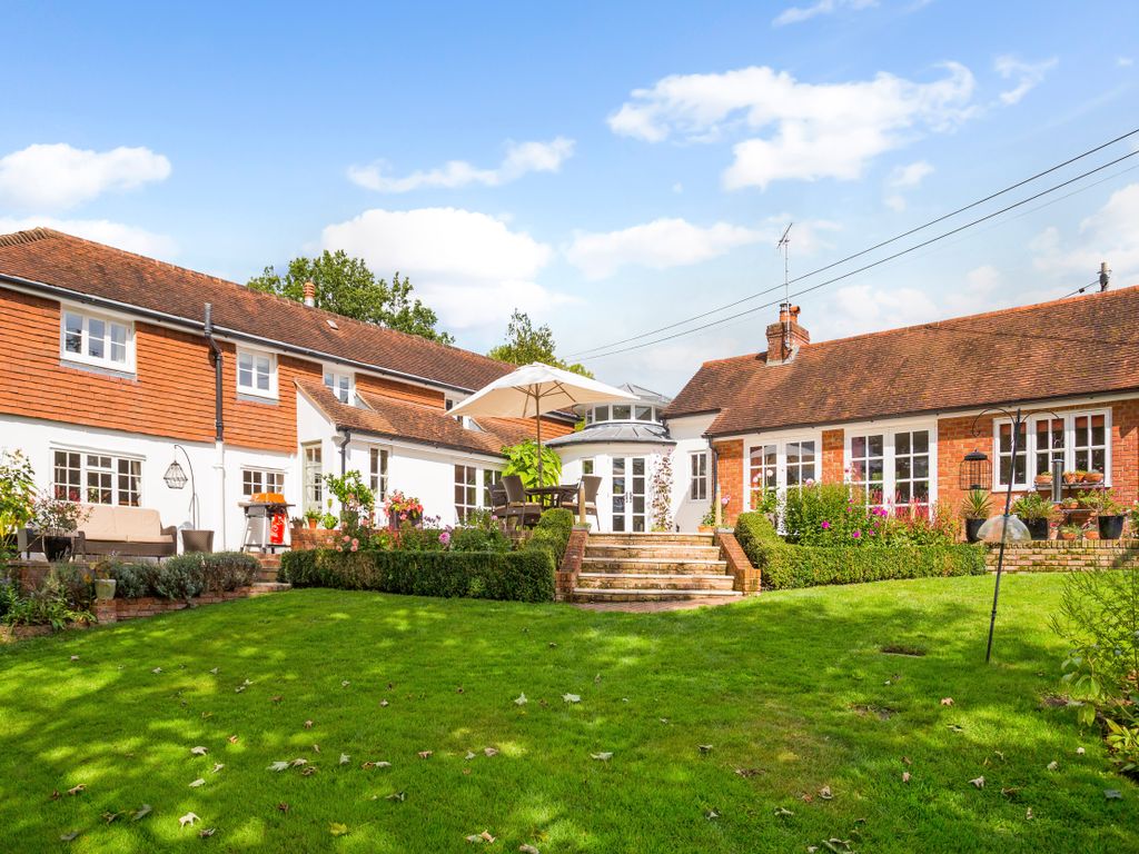 3 bed detached house for sale in Heads Hill, Thatcham RG19, £1,000,000