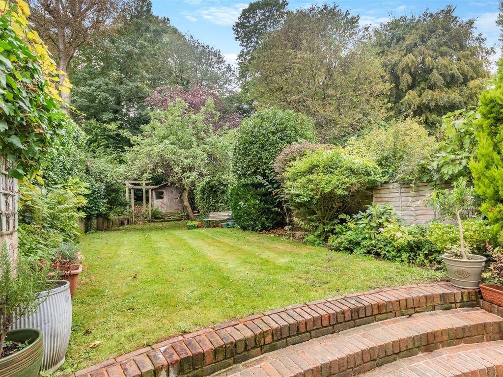 4 bed property for sale in Haddon Road, Chorleywood, Rickmansworth WD3, £975,000