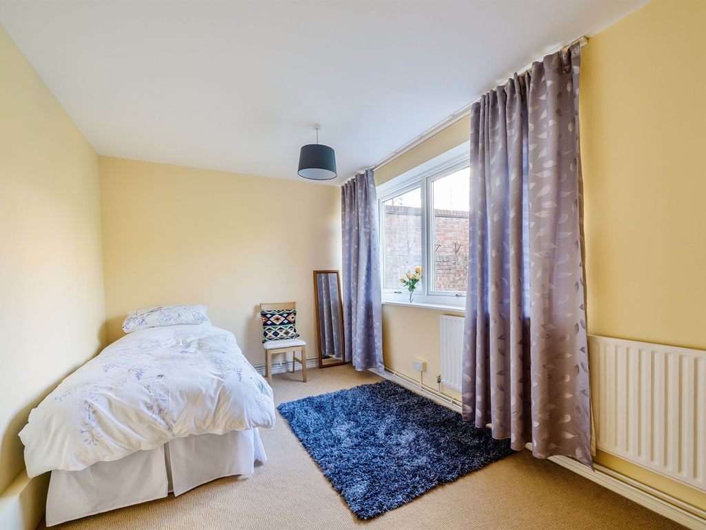 2 bed flat for sale in Bassingham Road, London SW18, £440,000