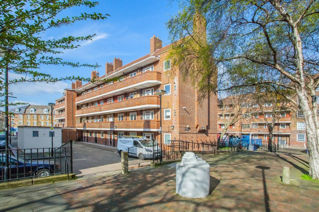 2 bed flat for sale in Hanbury Street, London E1, £425,000