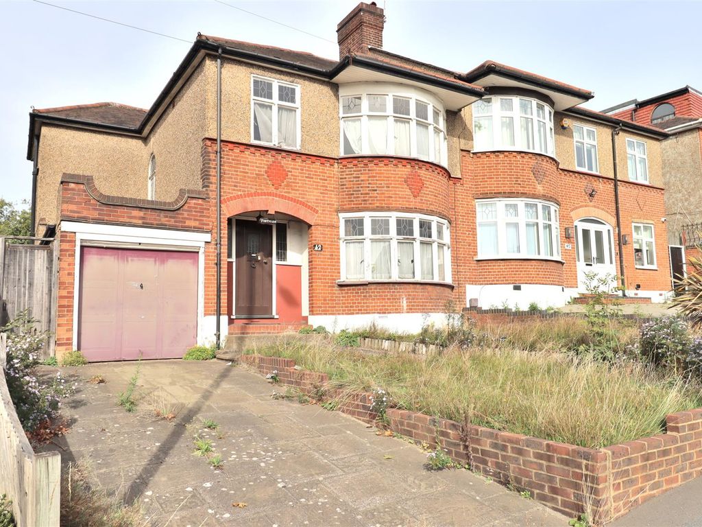 Property for sale in Osidge Lane, London N14, £650,000