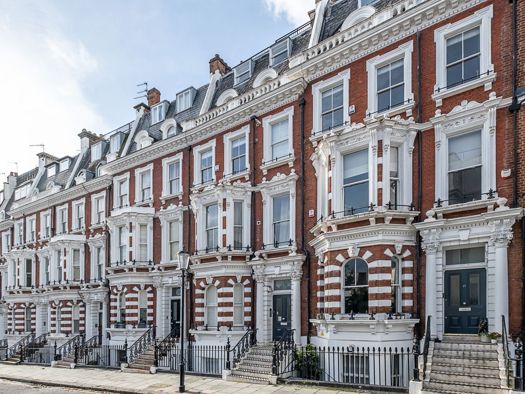 2 bed flat for sale in Hornton Street, London W8, £1,425,000