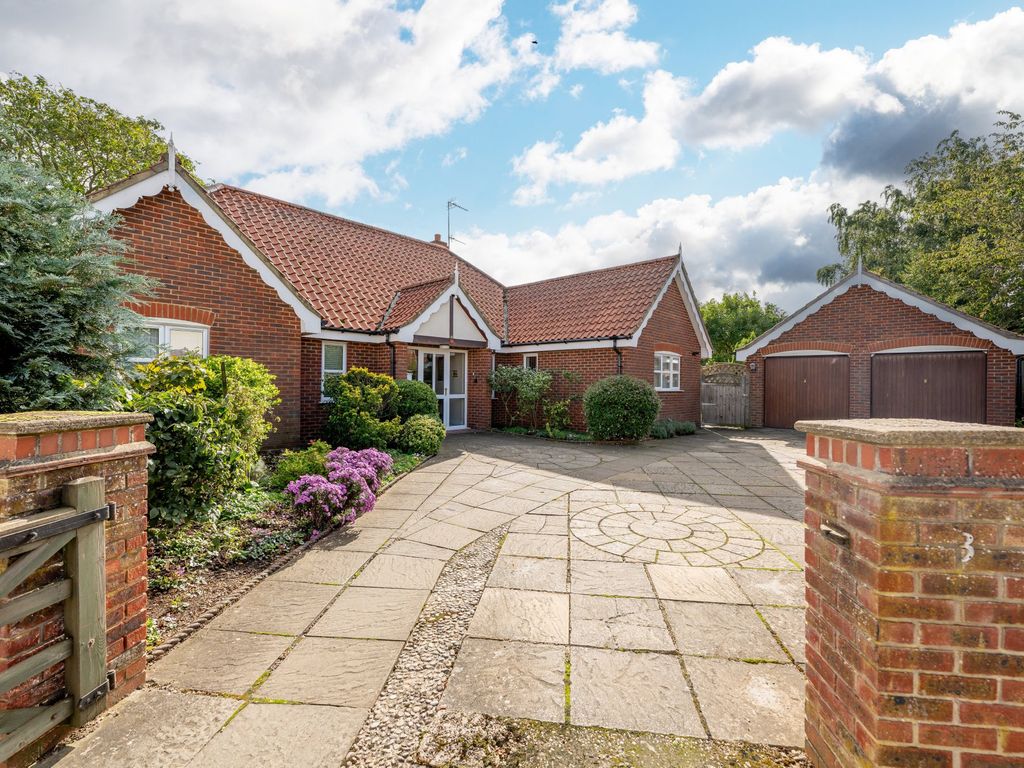 3 bed detached bungalow for sale in Ash Close, Swaffham PE37, £495,000