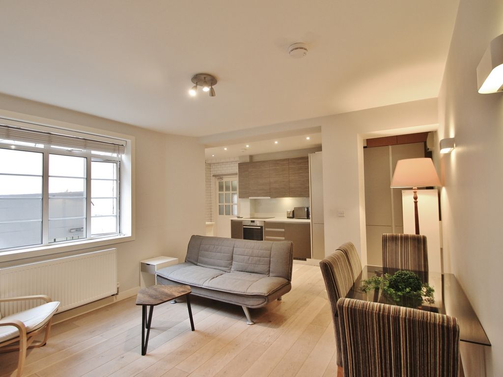 1 bed flat for sale in Latymer Court, Hammersmith Road, Hammersmith W6, £400,000