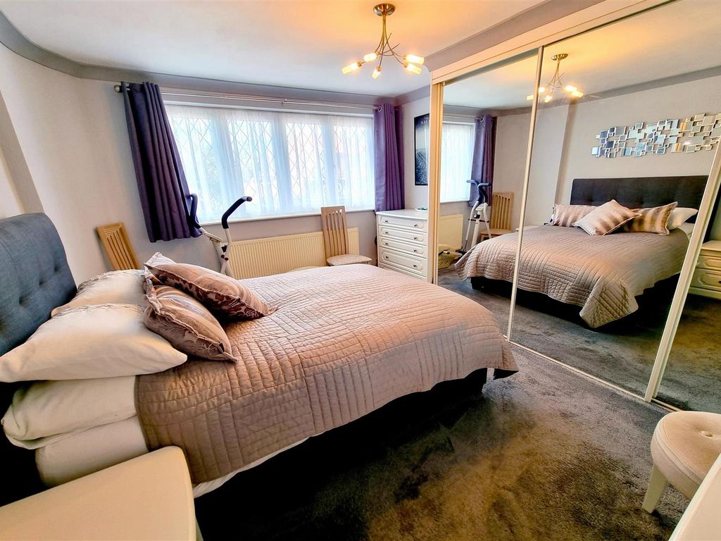 2 bed bungalow for sale in Mansfield Avenue, East Barnet EN4, £675,000