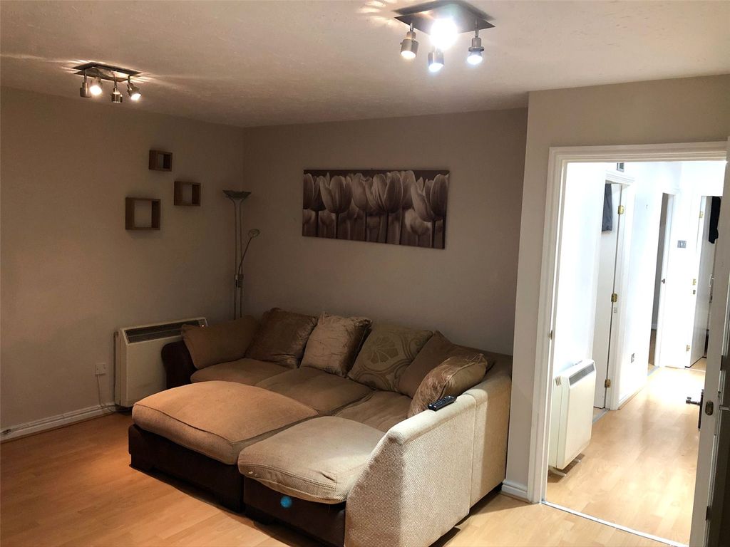 2 bed flat to rent in Gerddi Margaret, Barry, Vale Of Glamorgan CF62, £825 pcm