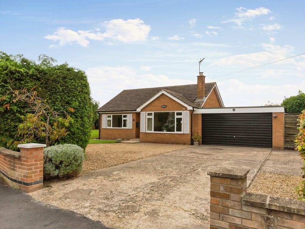 2 bed detached bungalow for sale in Cambridge Road, Stamford PE9, £425,000