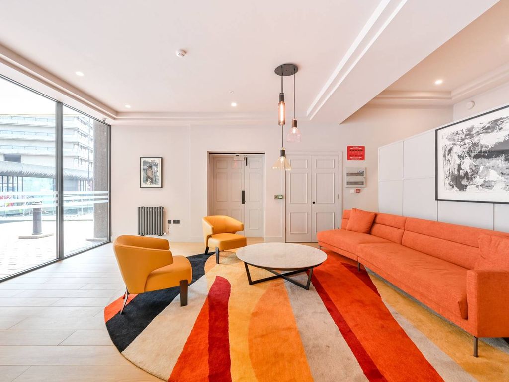 2 bed flat for sale in Aldersgate Street, Barbican, London EC1A, £825,000