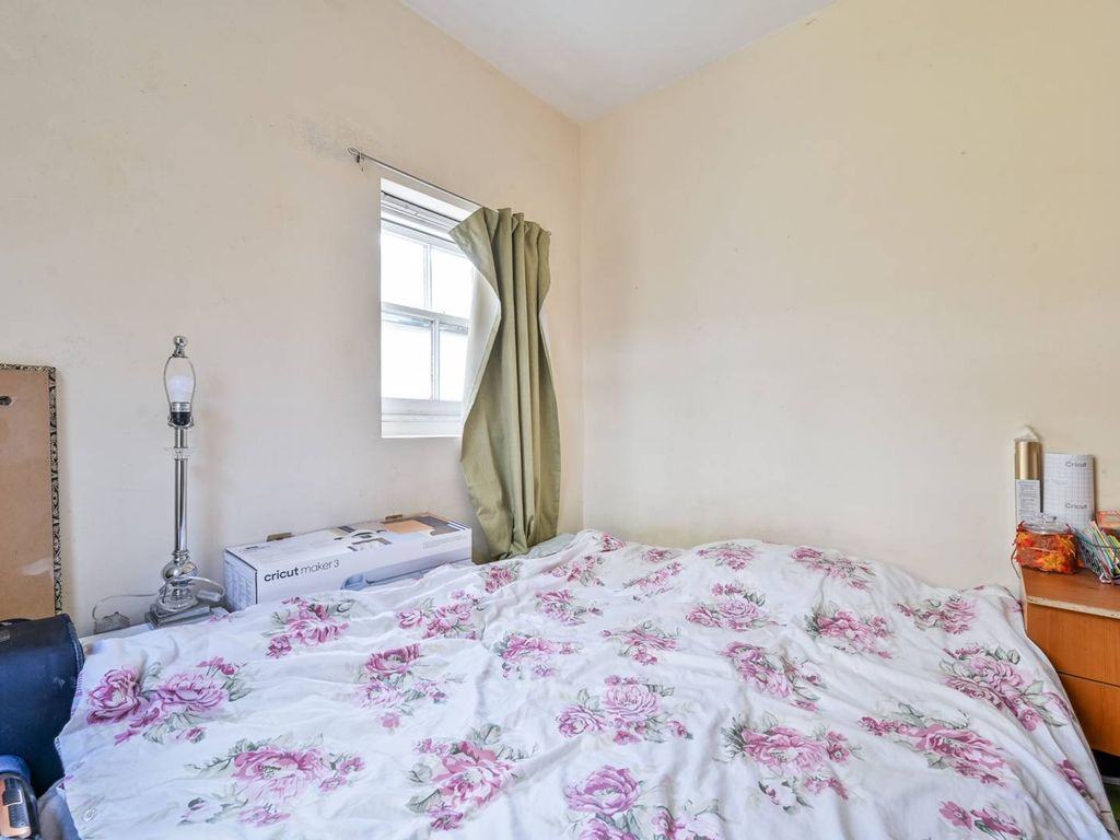 2 bed end terrace house for sale in Arrow Road, Bow, London E3, £500,000