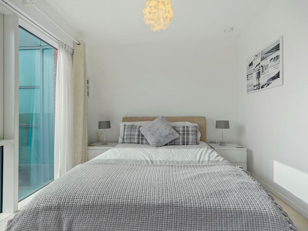 1 bed flat for sale in Juniper Drive, London SW18, £470,000