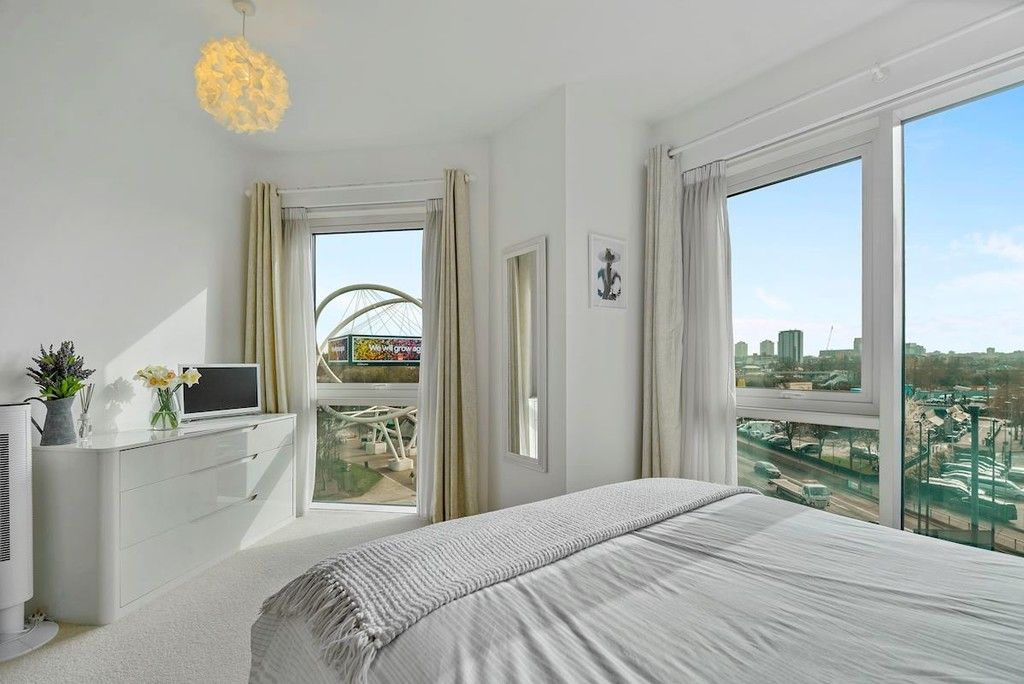1 bed flat for sale in Juniper Drive, London SW18, £470,000