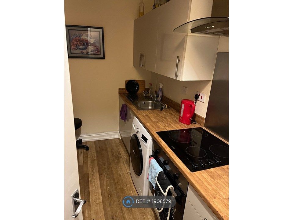 Room to rent in Claude Place, Cardiff CF24, £660 pcm