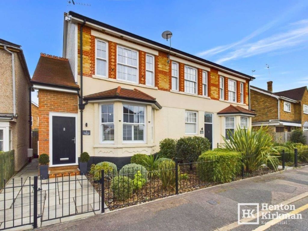 3 bed end terrace house for sale in Queen Street, Brentwood CM14, £575,000