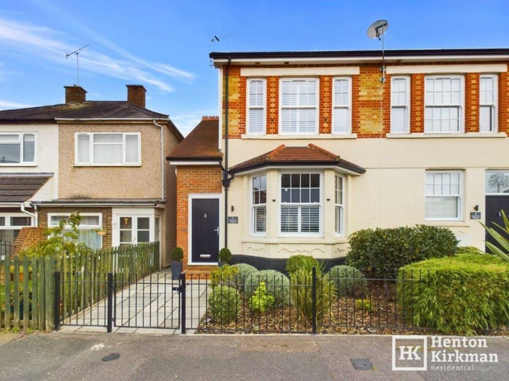 3 bed end terrace house for sale in Queen Street, Brentwood CM14, £575,000