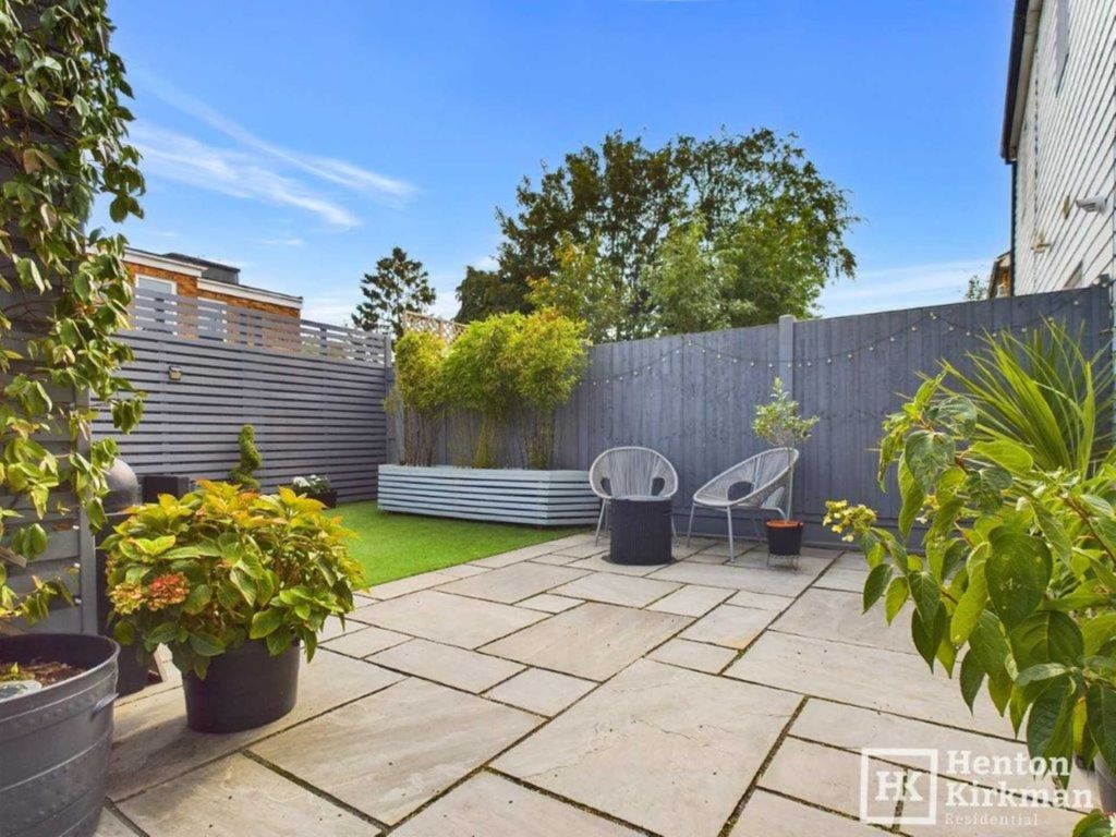 3 bed end terrace house for sale in Queen Street, Brentwood CM14, £575,000